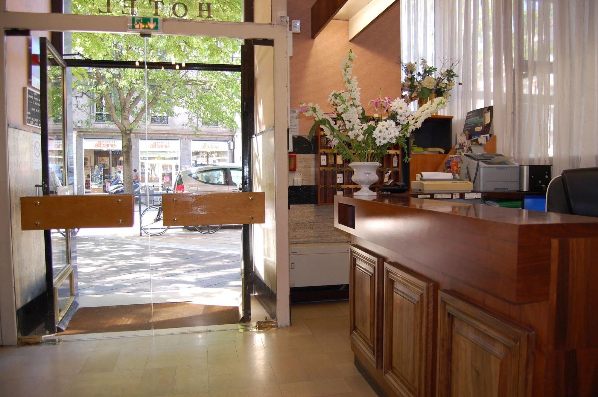 Touring Hotel Гренобъл Екстериор снимка
